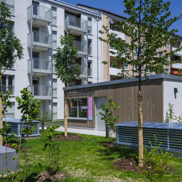 Außenansicht der Mobilitätsstation in der Ittlingerstraße. Im Hintergrund sieht man eine Gebäudezeile.