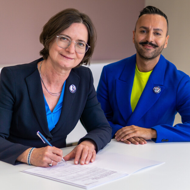 Dr. Doris Zoller, CEO, und Tamim Popal, Bereichsleiter Personal, bei der Unterzeichnung der Charta der Vielfalt.