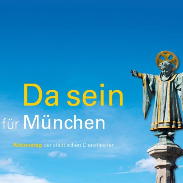 Blick in den blauen Himmel. Auf der rechten Seite ist das Münchner Kindl, Symbol der Stadt München als Statue eingeblendet. In der Mitte des Bildes steht "Da sein für München - Aktionstag der städtischen Dienstleister".