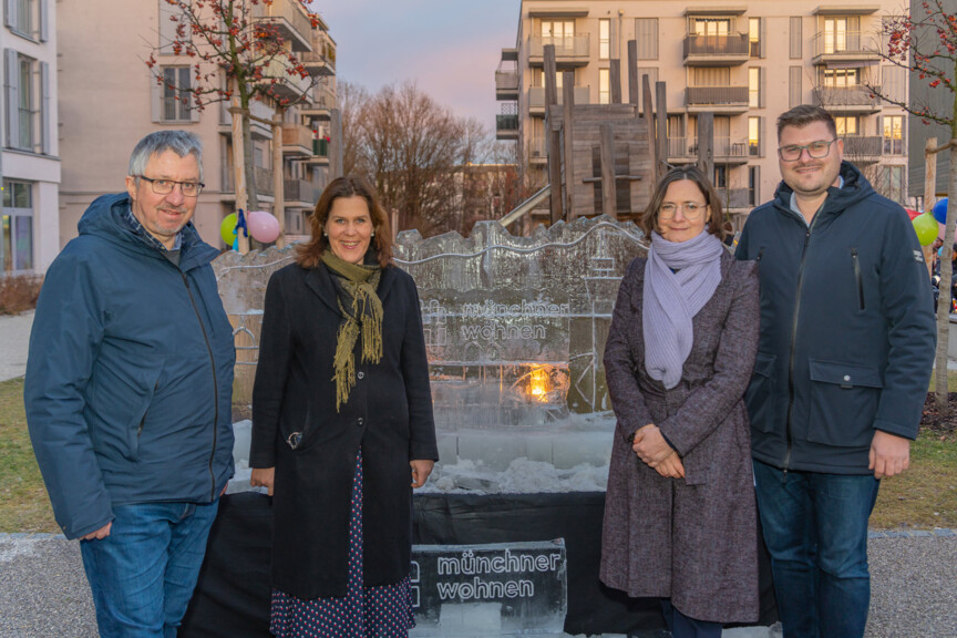 Gruppenbild der Geschäftsführung der Münchner Wohnen, Christian Müller und Dr. Doris Zoller, der Aufsichtsratsvorsitzenden Bürgermeisterin verena Dietl und des Vorsitzenden des Bezirksausschusses Aubing-Lochhausen-Langwied Sebastian Kriesel.