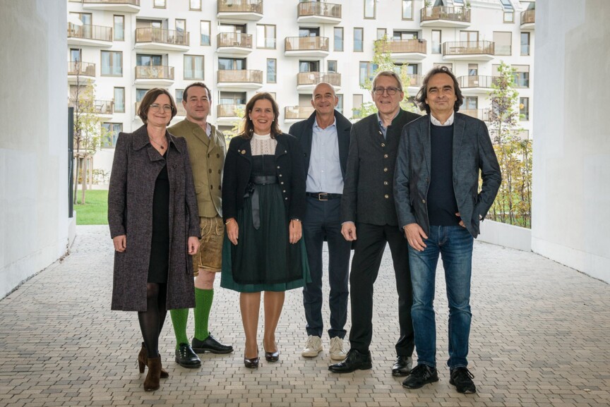 Gruppenfoto der Projektbeteiligten. In der Mitte steht Verena Dietl, Bürgermeisterin der Stadt München.